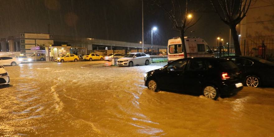 İzmir'de sağanak hayatı felç etti 