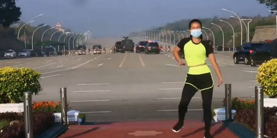 Myanmar'daki darbeden ilginç görüntüler!