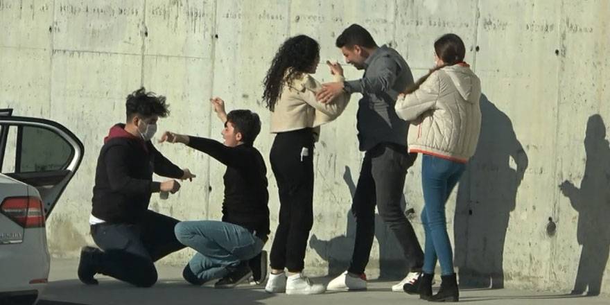 Yol kenarında yaptıklarını kimse anlamadı!