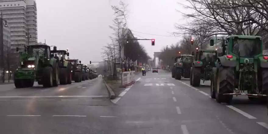 Binlerce çiftçi traktörüyle başkentte meydana çıktı