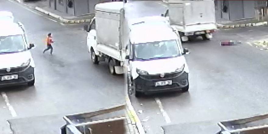 Kahreden kaza! 4 yaşındaki çocuk  kamyonetin altında kaldı