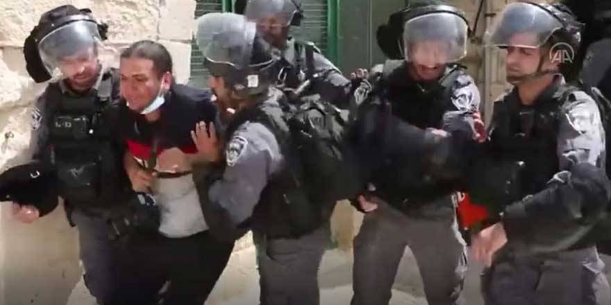 İsrail polisi  AA kameramanını darbetti