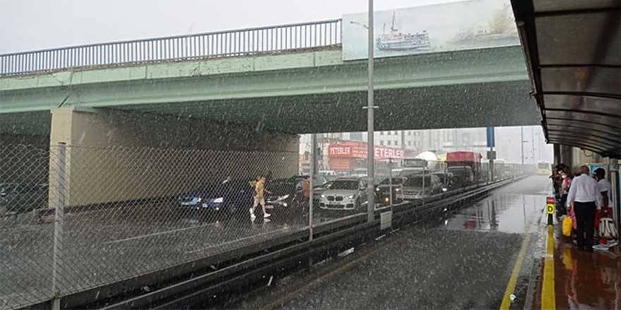 İstanbul'da kıyamet koptu! Yağmur doluya dönüştü