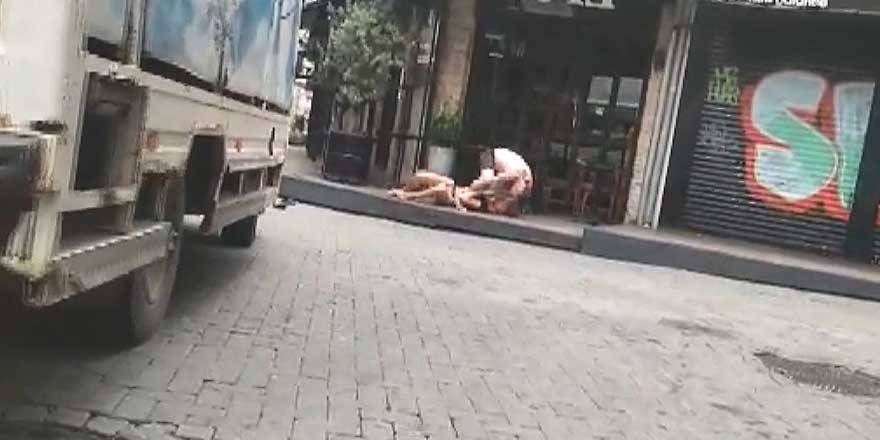 Turistler cadde ortasında yarı çıplak birbirine girdi!