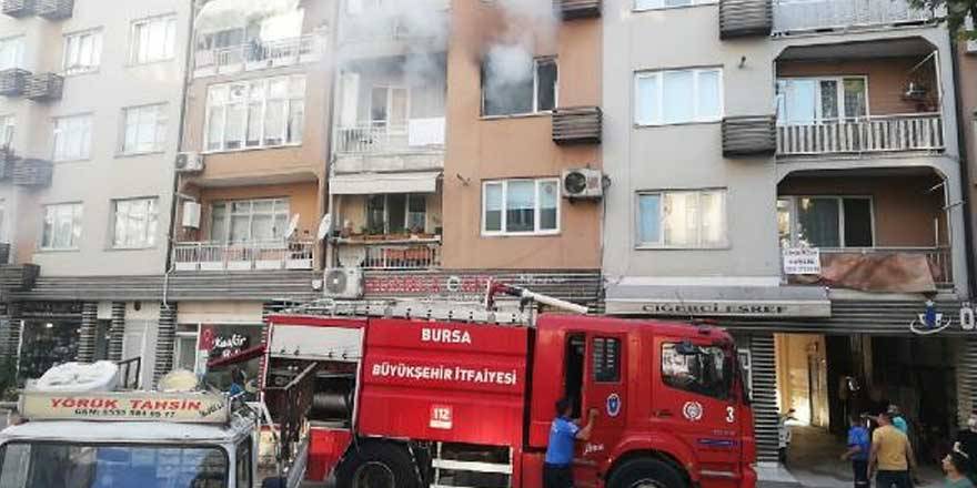 Evini ateşe verdi, sokağa çıkıp izledi