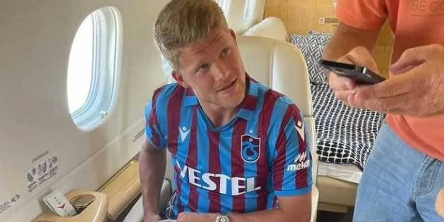 Cornelius formayı giydi