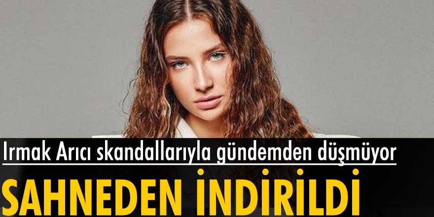 Şarkıcı Irmak Arıcı, şarkı söylerken hareketsiz durunca sahneden indirildi