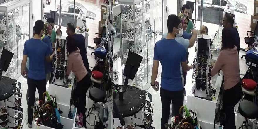 İndirim yapmadı diye tezgahta duran kızın üzerine çay döktü