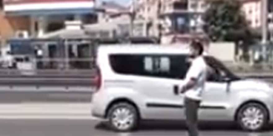 İstanbul'da yol ortasında yanlış yöne namaz kıldı