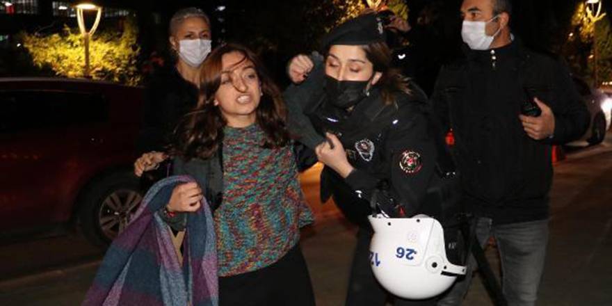 Yurt fiyatlarını protesto etmek isteyen gençlere polis gözaltısı