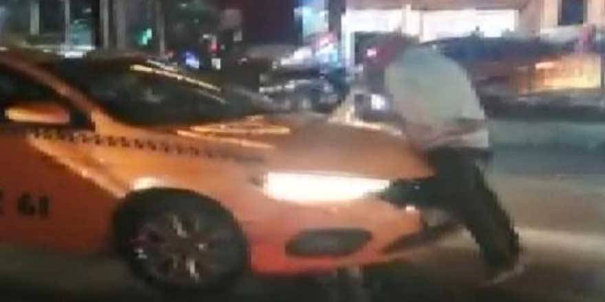 Sinirlenen müşteri Beyoğlu'nda taksinin üstüne çıktı