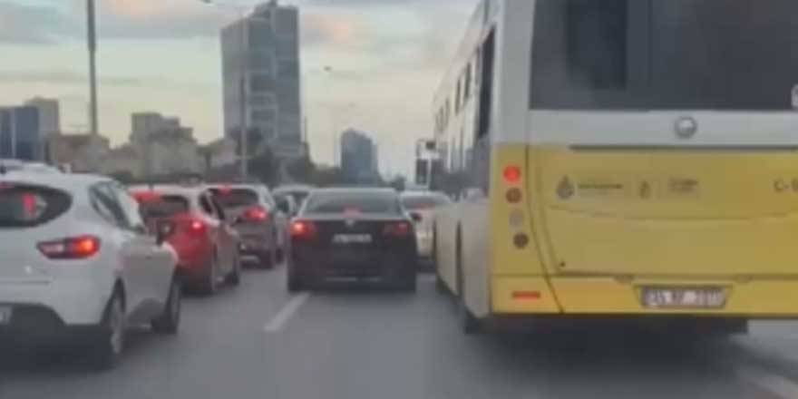 İETT şoförü otomobili tekmeledi