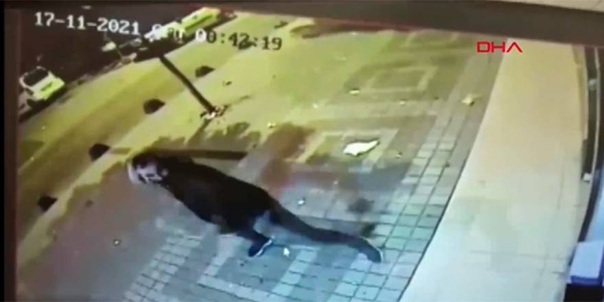 Bağcılar'da ATM'ye taşlı saldırı kamerada
