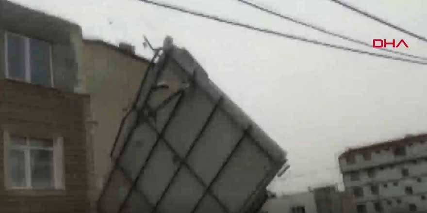 Arnavutköy'de çatının uçma anı kamerada