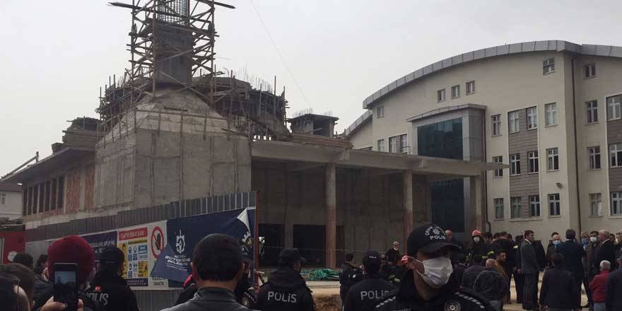 Cami inşaatında iskele çöktü: 8 yaralı