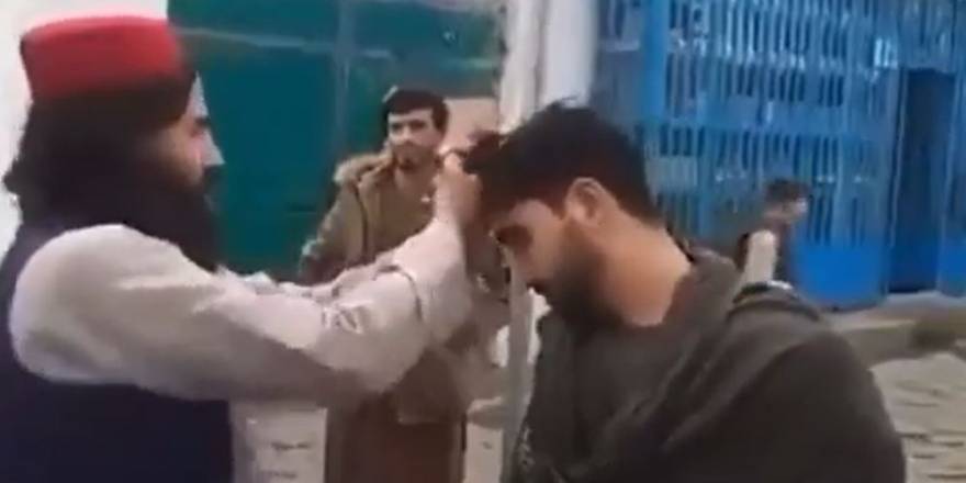 Taliban gencin beğenmediği saçını döve döve kesti