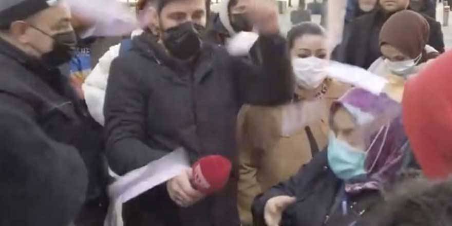 'Çıkar telefonunu' diyen kadına desteyle para atıldı