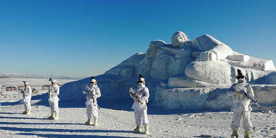 Kahramanların kardan heykelleri havadan görüntülendi