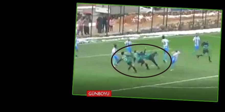 3 futbolcunun aynı anda 'vole'ye kalktığı anlar ilginç görüntüler oluşturdu