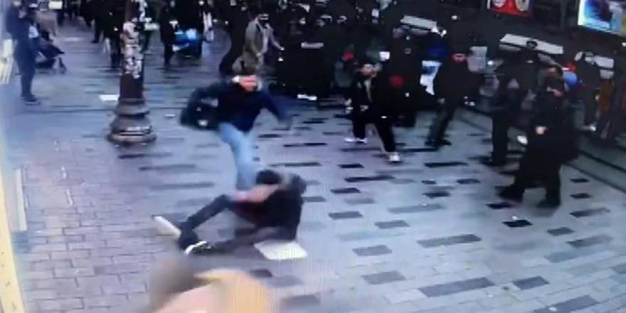 Turisti tekmeleyip başında şişe kırdılar