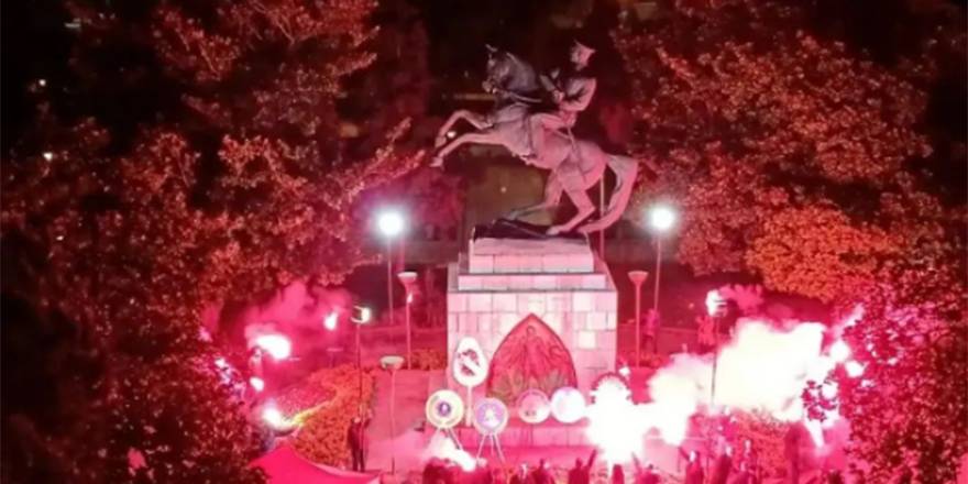 Samsun'daki Atatürk Anıtı'nda nöbet gece de devam etti