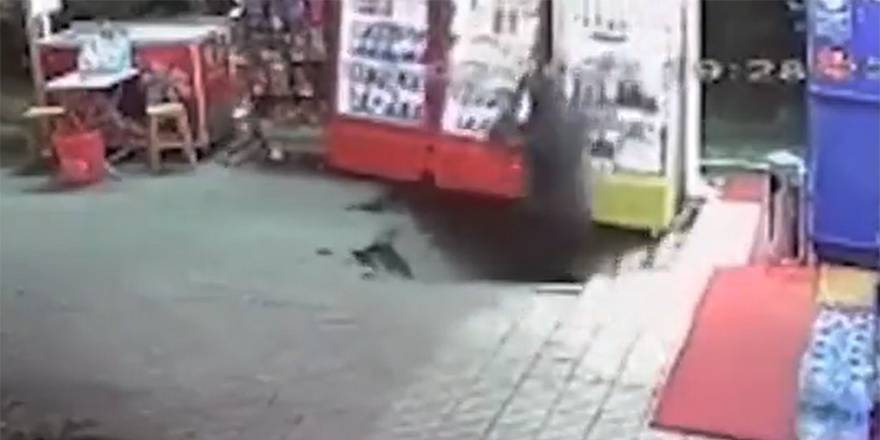 Yer yarıldı yerin içine girdi