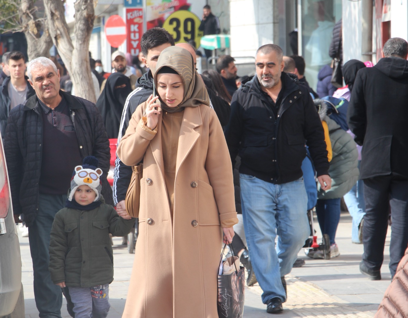 Vatandaşlar korona virüs tedbirlerini unuttu, maskeler çene altında kaldı