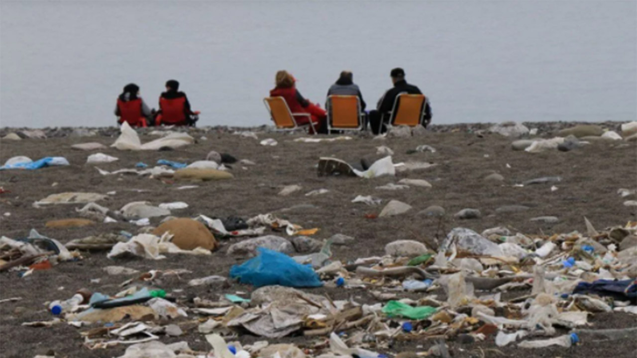 Çöplere aldırmadılar mangallı piknik yaptılar!