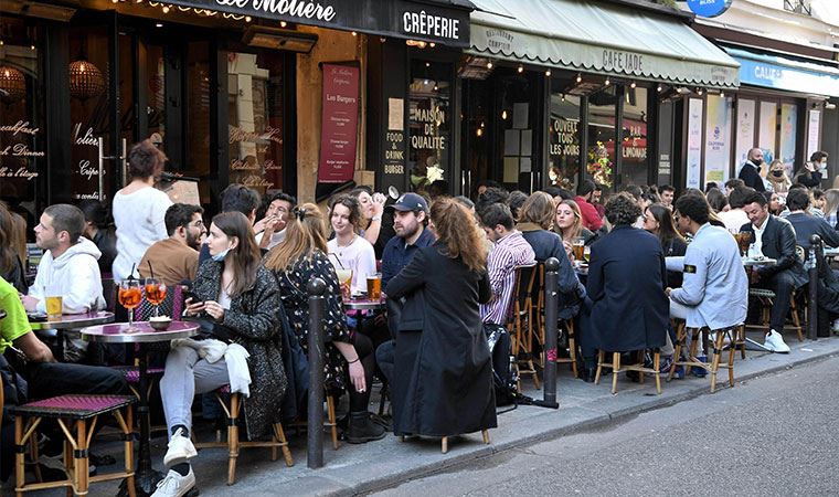 Fransa’da bazı kapalı alanlarda maske zorunluluğu kalktı