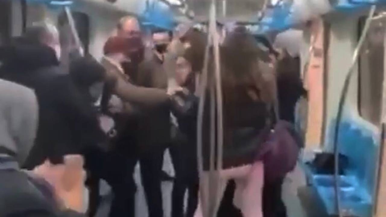 Marmaray’da, 'Neden sevişiyorsunuz' kavgası