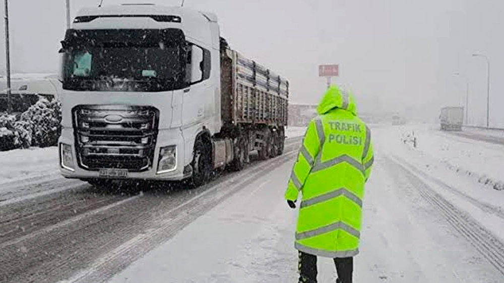 İstanbul'a tır ve kamyon girişleri durduruldu