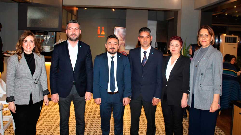 İYİ Partili kadınlardan gövde gösterisi