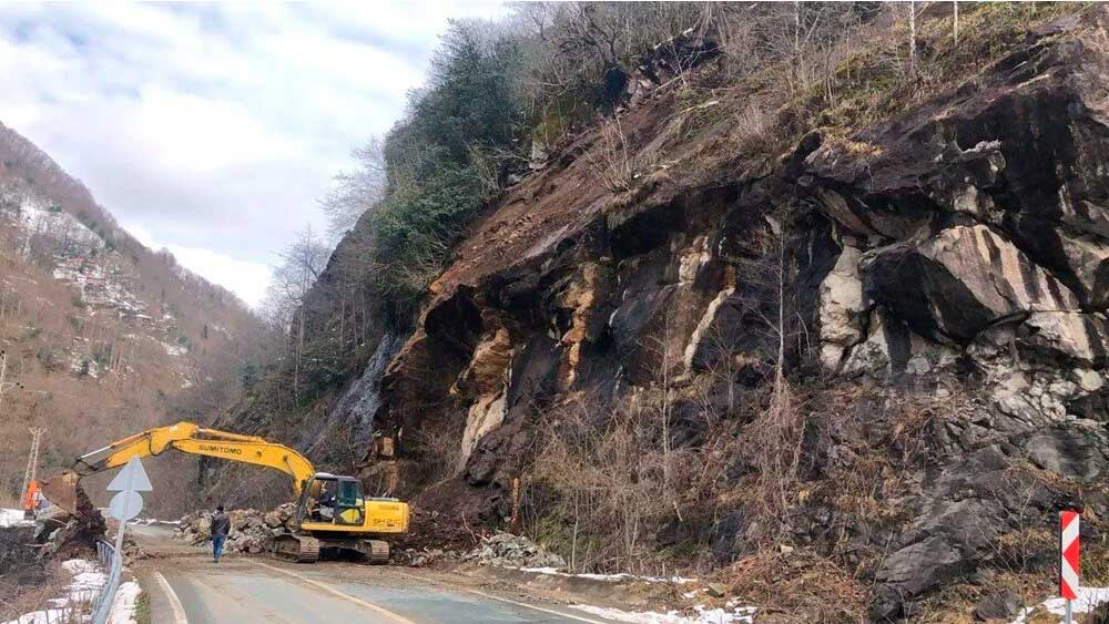 Rize'deki heyelan yolu kapattı