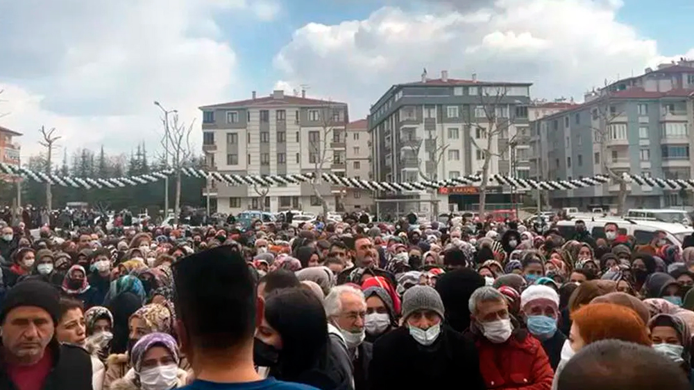 AVM zincirinin Çorum'daki açılışında indirimi duyan koştu! Uzun kuyruklar oluştu