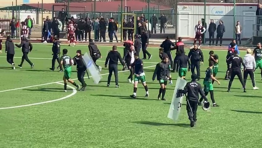 Futbolcuların birbirine girdiği maçta 18 kırmızı kart çıktı...