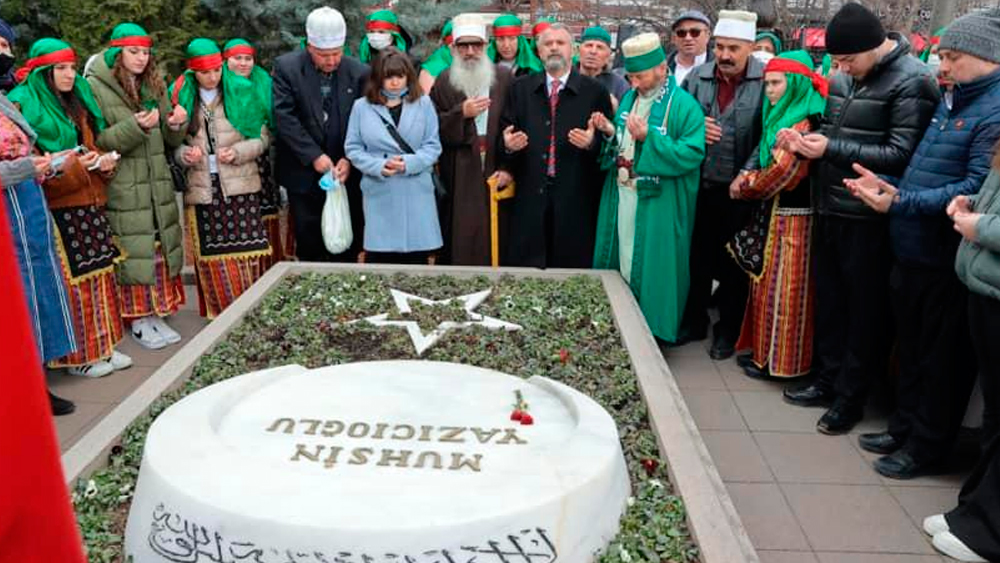 Aleviler Muhsin Yazıcıoğlu’nu mezarı başında andı