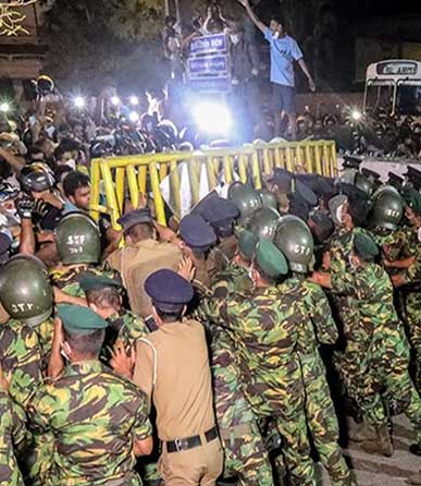 Ekonomik kriz protestoları OHAL'le sonuçlandı