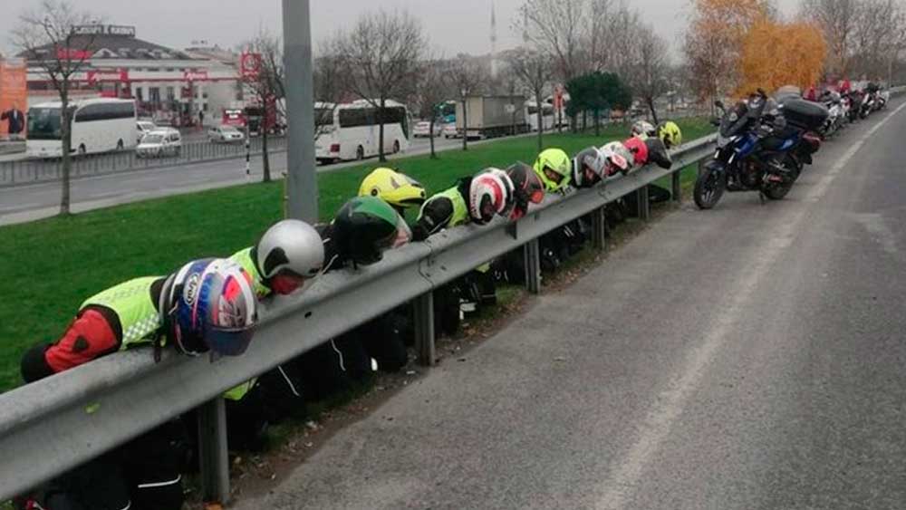 Motosikletçiler isyan etti: 'Katil bariyerler' kaç canımızı alacak?