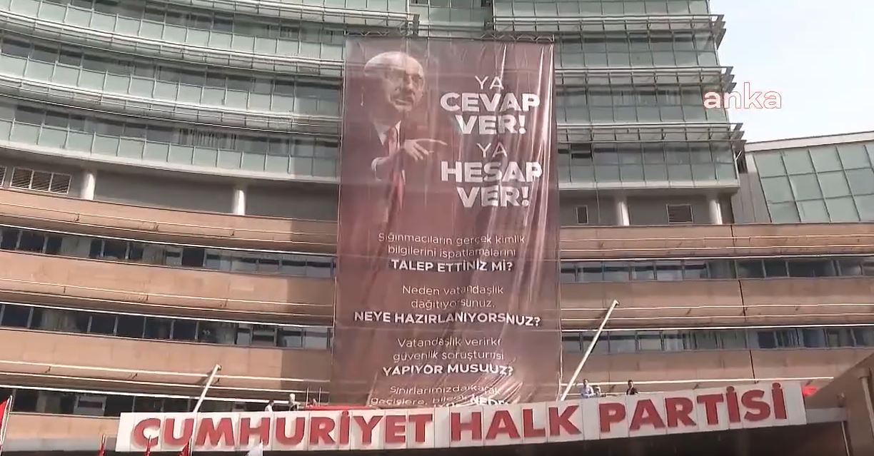 CHP Genel Merkezi’ne sığınmacılar hakkında 4 soruluk pankart