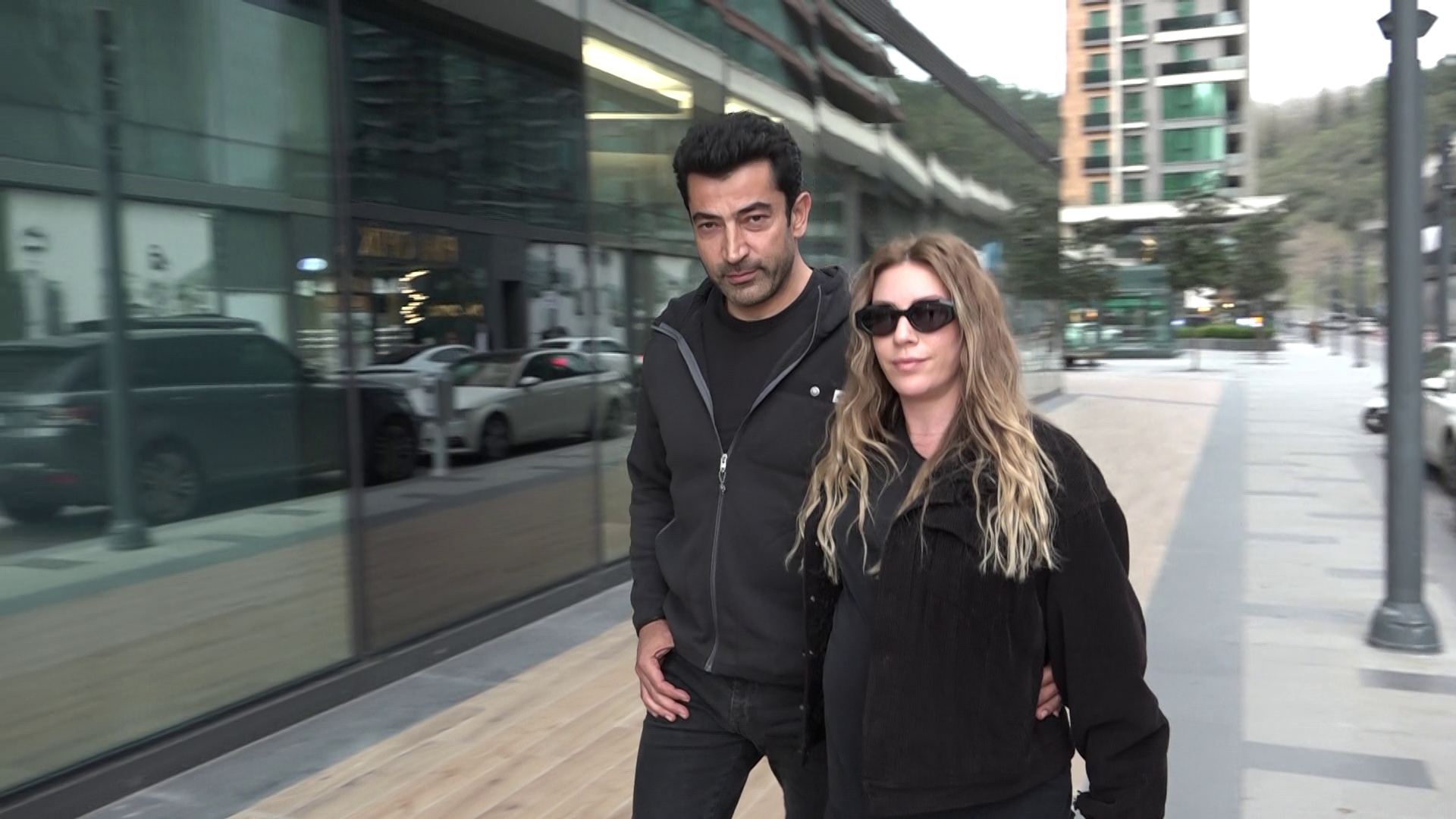 Kenan İmirzalıoğlu ve Sinem Kobal'dan Kurt Efe'ye ziyaret