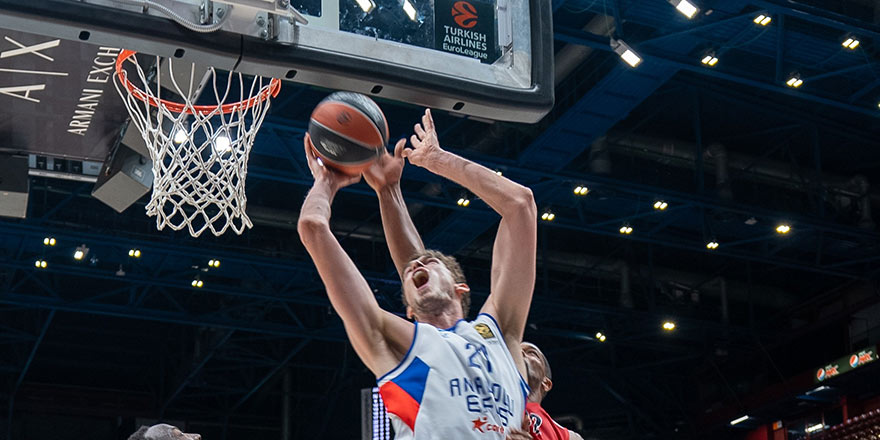 Anadolu Efes seride 1-0 öne geçti