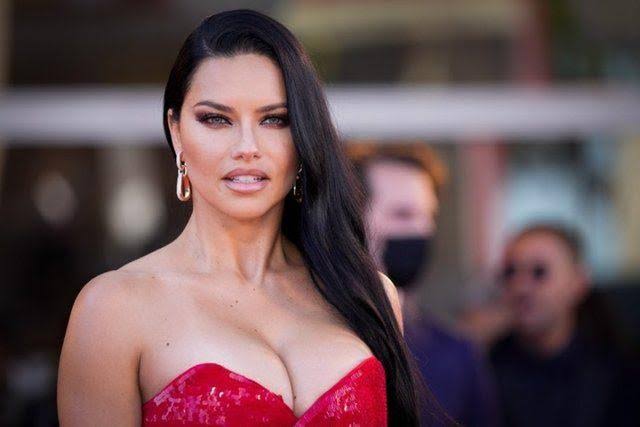 Adriana Lima karnı burnunda defileye çıktı