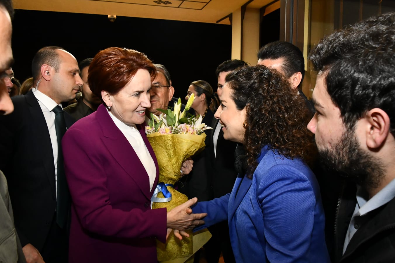 Akşener Antalya'da 'Kahrolsun istibdat, yaşasın hürriyet' slonganlarıyla karşılandı