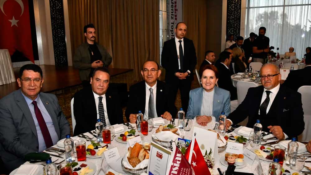 İYİ Parti Genel Başkanı Meral Akşener, ANSİAD'ın düzenlediği iftara katıldı