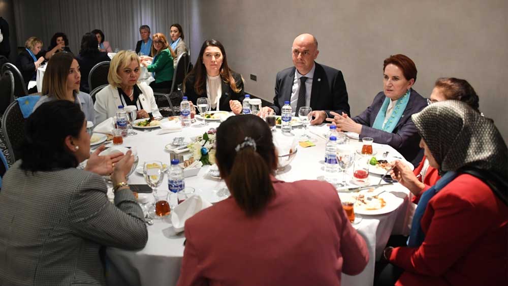 Meral Akşener, Kadın Politikalarından Sorumlu İl Başkan Yardımcıları Toplantısı ardından iftara katıldı