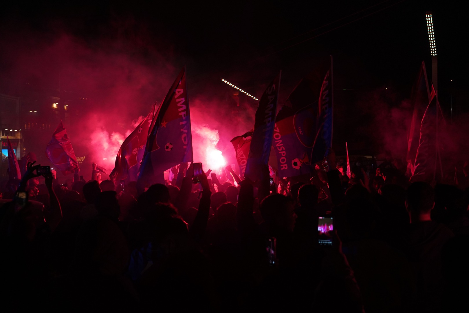 Taksim bordo-mavi oldu