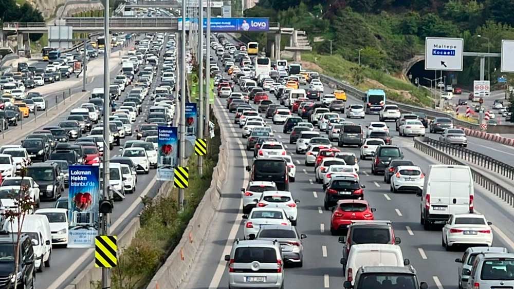 Bayram İstanbul yollarına da bereket getirdi! Trafik yoğunluğu 2. günde de tırmanışta