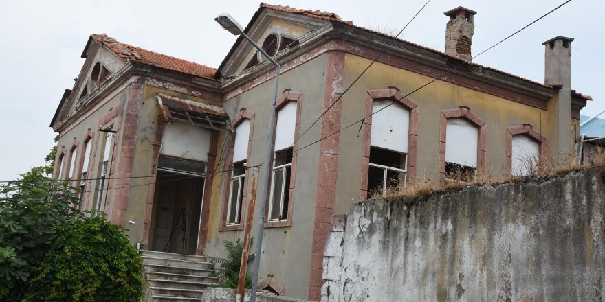 Tarihi okul hurdacılar tarafından yağmalandı