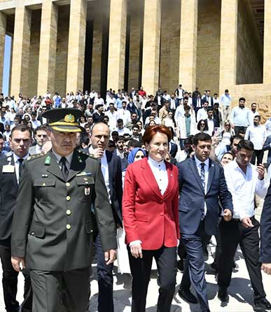 Akşener'den gençlerle birlikte Anıtkabir ziyareti