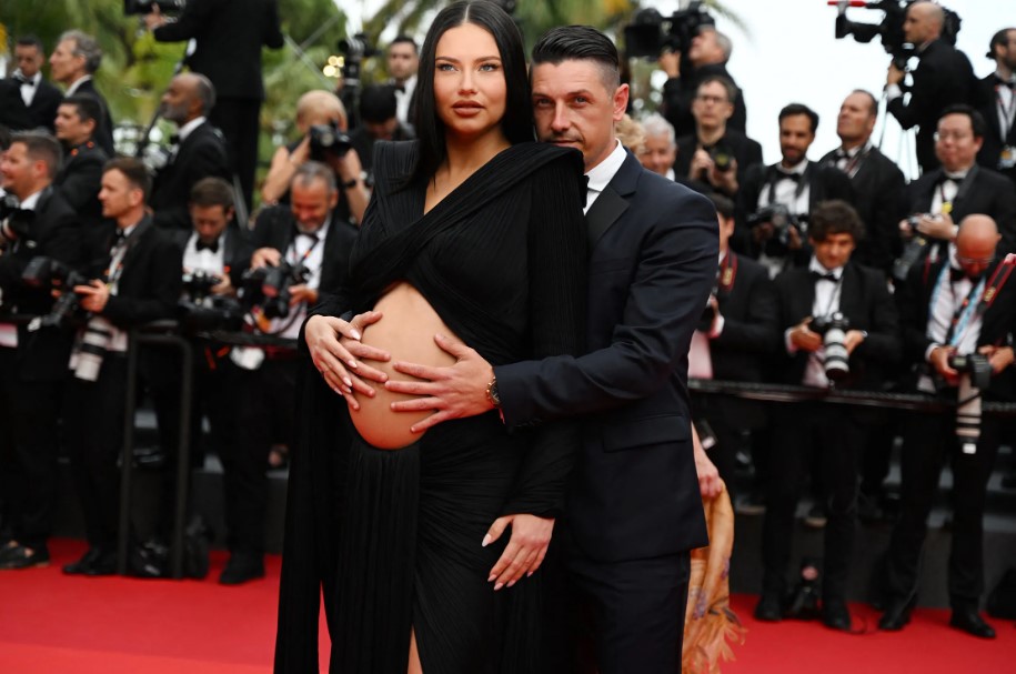 Adriana Lima'nın kostümü, Cannes film festivaline damga vurdu